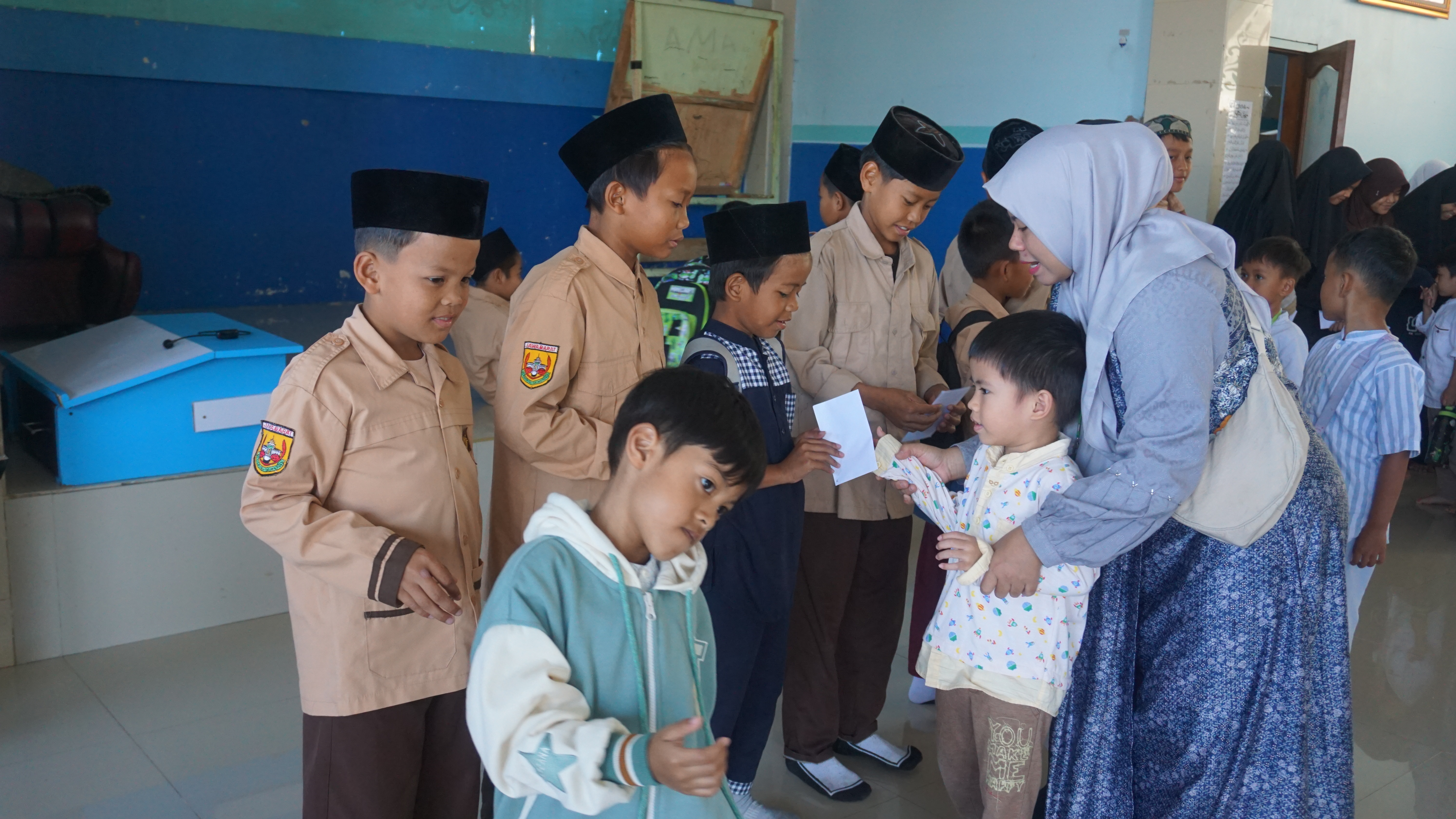 Membangun Pembiasaan Berbagi